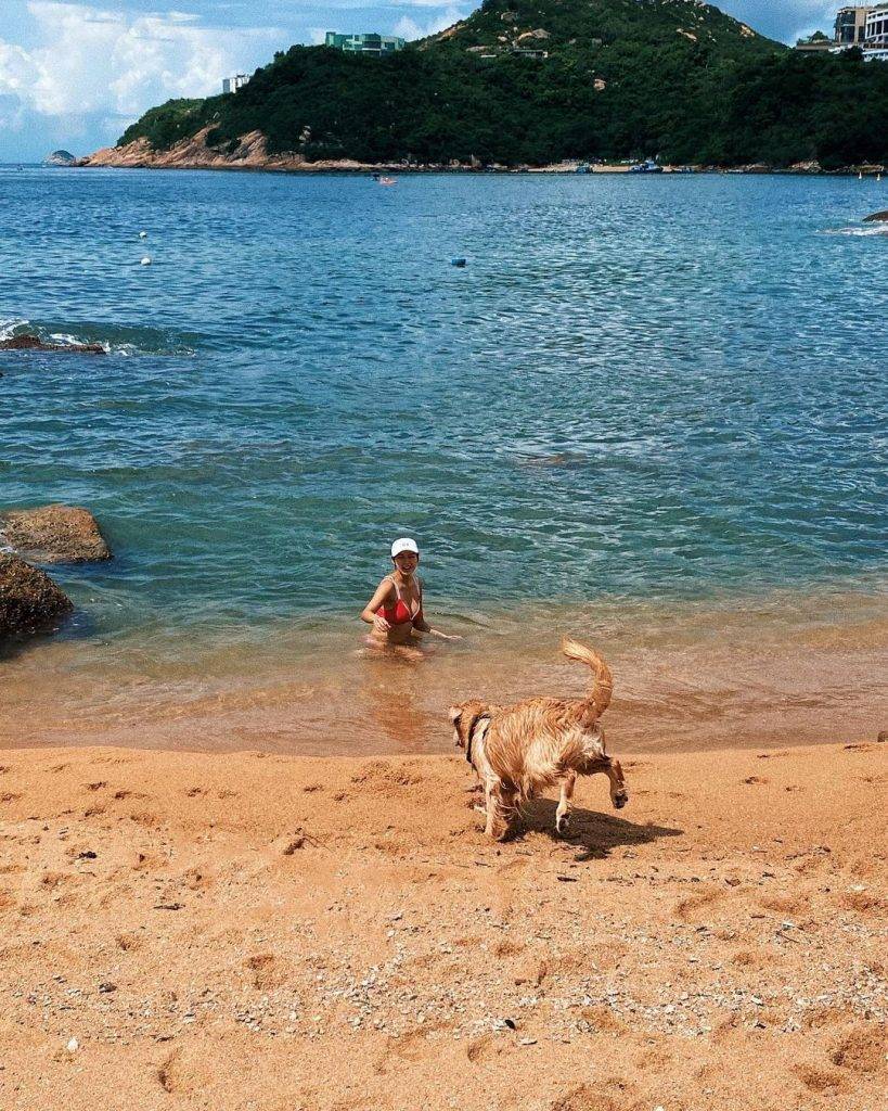  梁諾妍 日前Inez帶愛犬Molly去沙灘游水。
