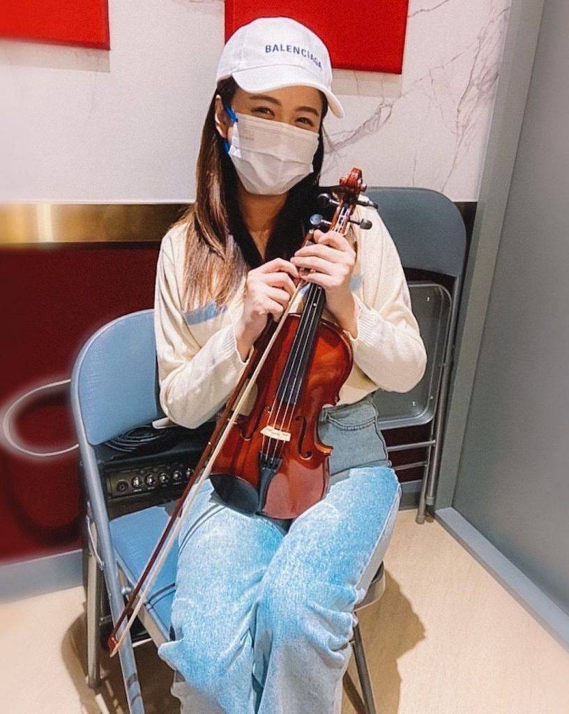 江嘉敏上月開始學小提琴，她寫道「多謝媽咪以前將自己扮靚嘅錢比我嚟學鋼琴，所以我今日學小提琴慳返好多學睇琴譜嘅時間。」（圖片來源：江嘉敏IG）