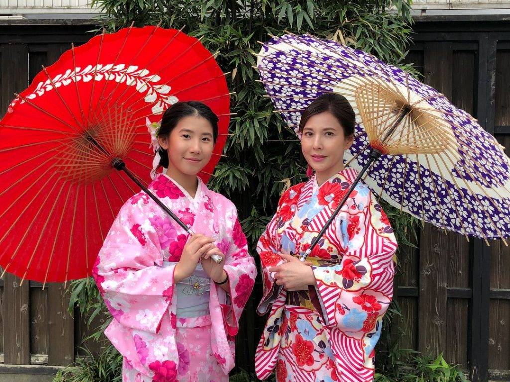 三年前李婉與家人去日本旅行，當時與大女著和服，大女一臉清純﹗（圖片來源：IG@ nataliewtlee ）