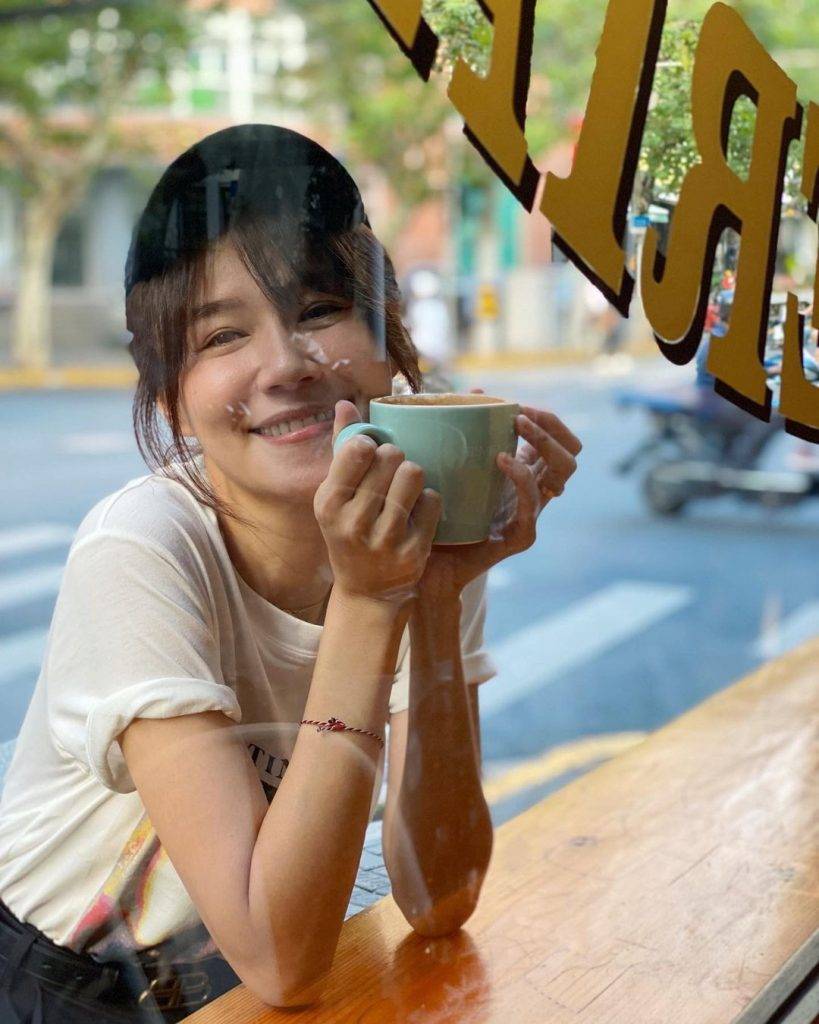 身在上海陪老公開工的黃翠如，在社交網貼出坐在咖啡店外歎咖啡相片，她留言：「跟着平靜過日子。」
