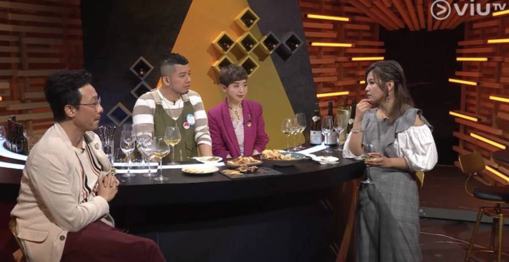 練美娟曾在《晚吹》中透露前男友是TVB員工，她曾陪前度出席TVB飯局時目擊女藝員狼啜當紅人夫小生，令她大開眼界﹗（圖片來源：《晚吹-有酒今晚吹》截圖）