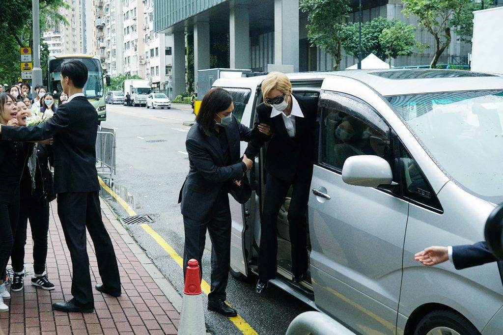 梅艷芳 王丹妮飾演當時身體甚為虛弱的栴姐，落車及沿路一直要人扶住。