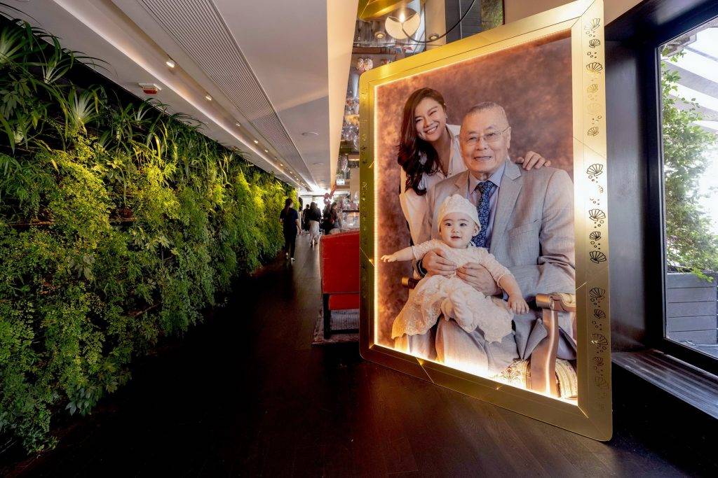 83歲 劉詩昆 嘉賓一進大門，便看見劉詩昆一家三口的溫馨幸福的巨大入場佈景板，背後連接維多利亞港的怡人景致。