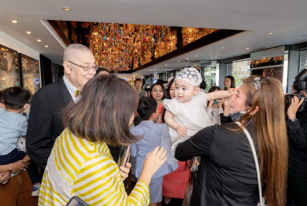 83歲 劉詩昆 劉詩昆與太太孫穎抱住囡囡滿場飛，與賓客打招呼。