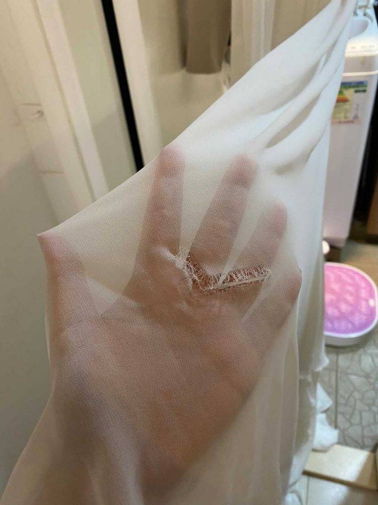 麥詩晴 婚紗店展示一塊破爛的白色布。