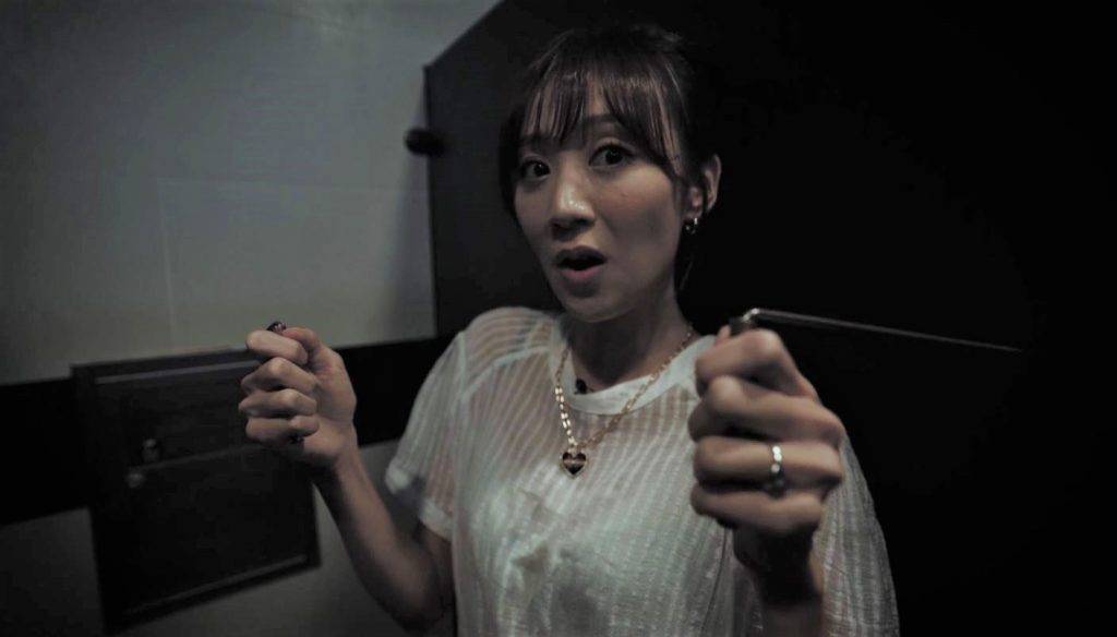  王虹茵在電視城洗手間使用「地靈尺」與靈體對話時遇上怪事，一度嚇至花容失色！