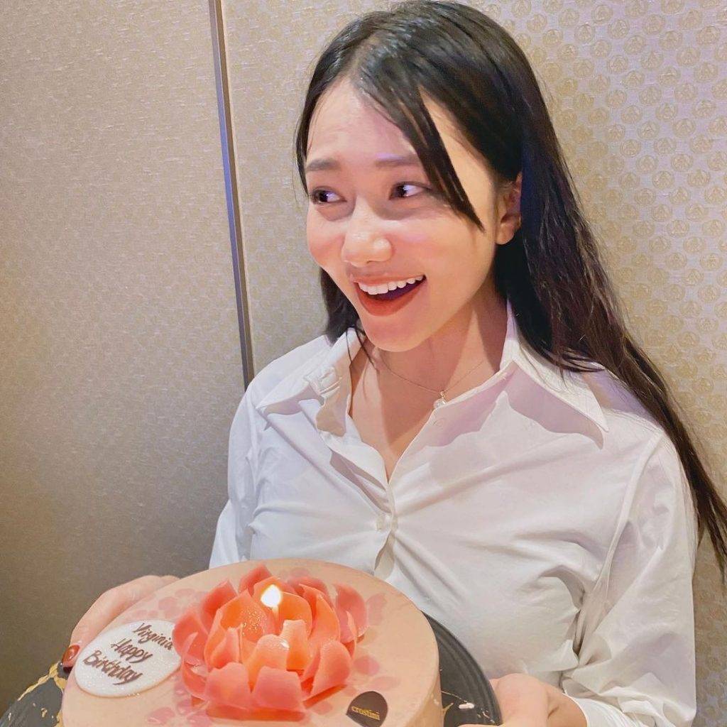 獲好友們預祝31歲生日的劉溫馨，連環收花收蛋糕，表現得好開心。