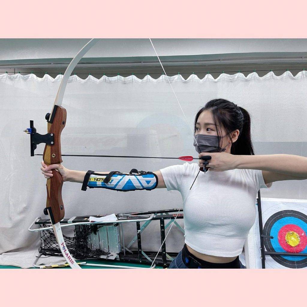 李芷晴早前在《明星運動會》中，已曾著過貼身衫參加射箭比賽，大騷激凸身材。