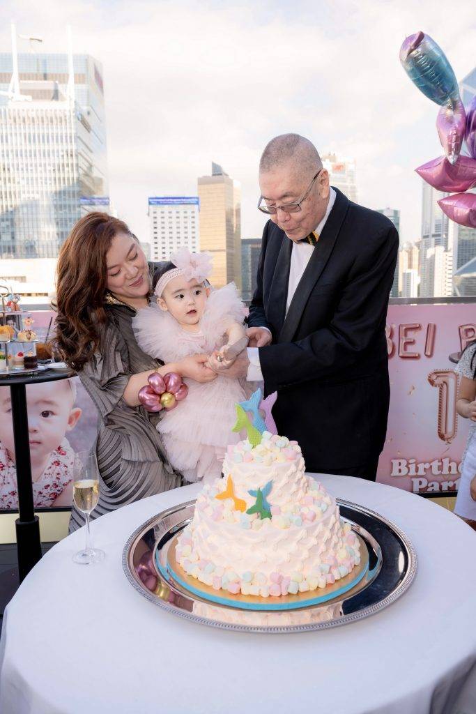 鄭嘉穎 高齡爸爸 劉詩昆與太太孫穎日前為愛女劉蓓蓓慶祝1歲生日。