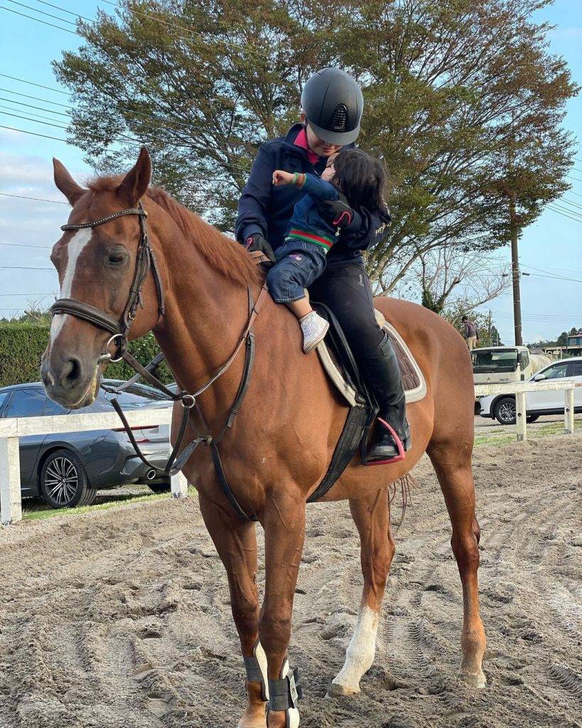 除了跑車外，華原朋美還有一匹私家馬，被養在騎馬俱樂部，早前第一次帶同兒子一齊去策騎。