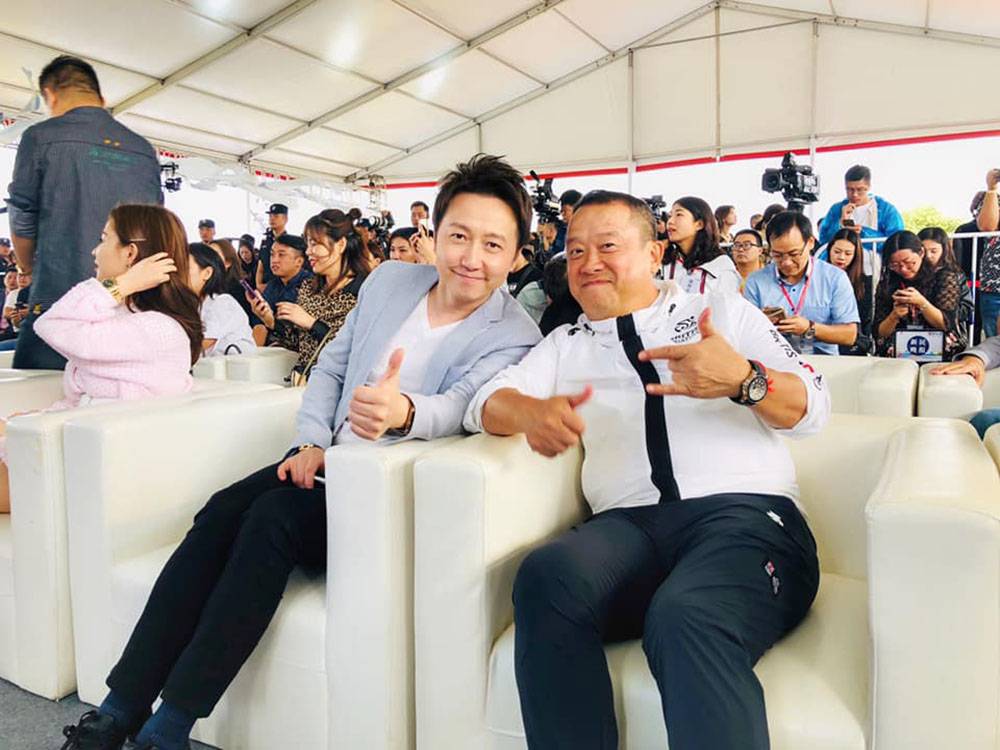 2019年松明在澳門出席活動時，曾與曾志偉同場合照。（圖片來源：Facebook@讀心專家松明）