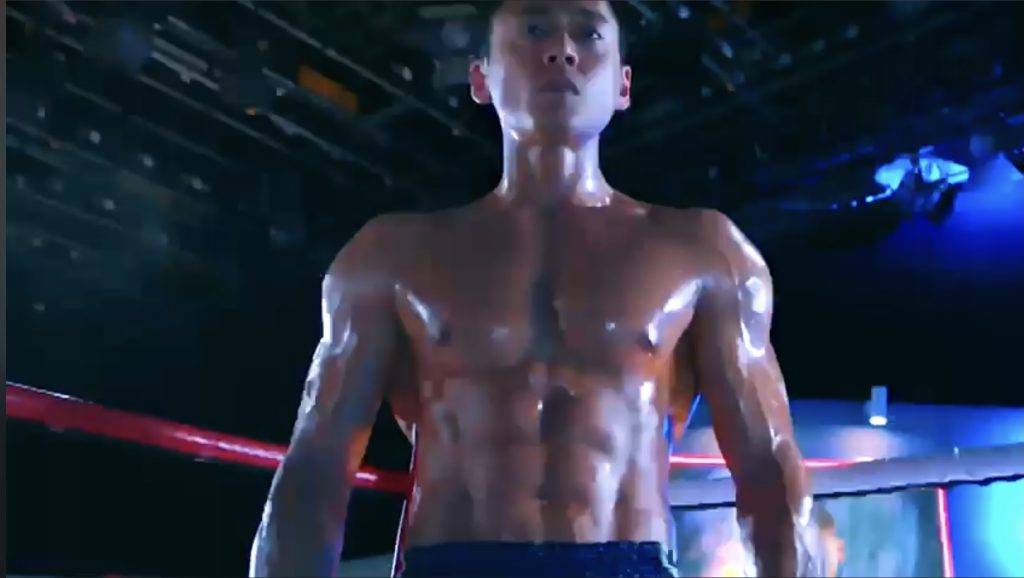 有網民質疑張振朗在《拳王》上擂台全身塗滿油完全不合情理﹗（圖片來源：TVB）
