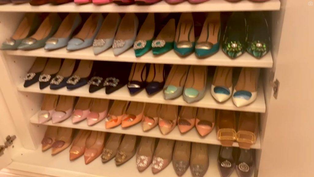 百對高踭鞋，幾乎將美劇《慾望城市》女主角凱莉最愛的知名高級鞋履品牌MANOLO BLAHNIK包色。（圖片來源：王玉環小紅書）