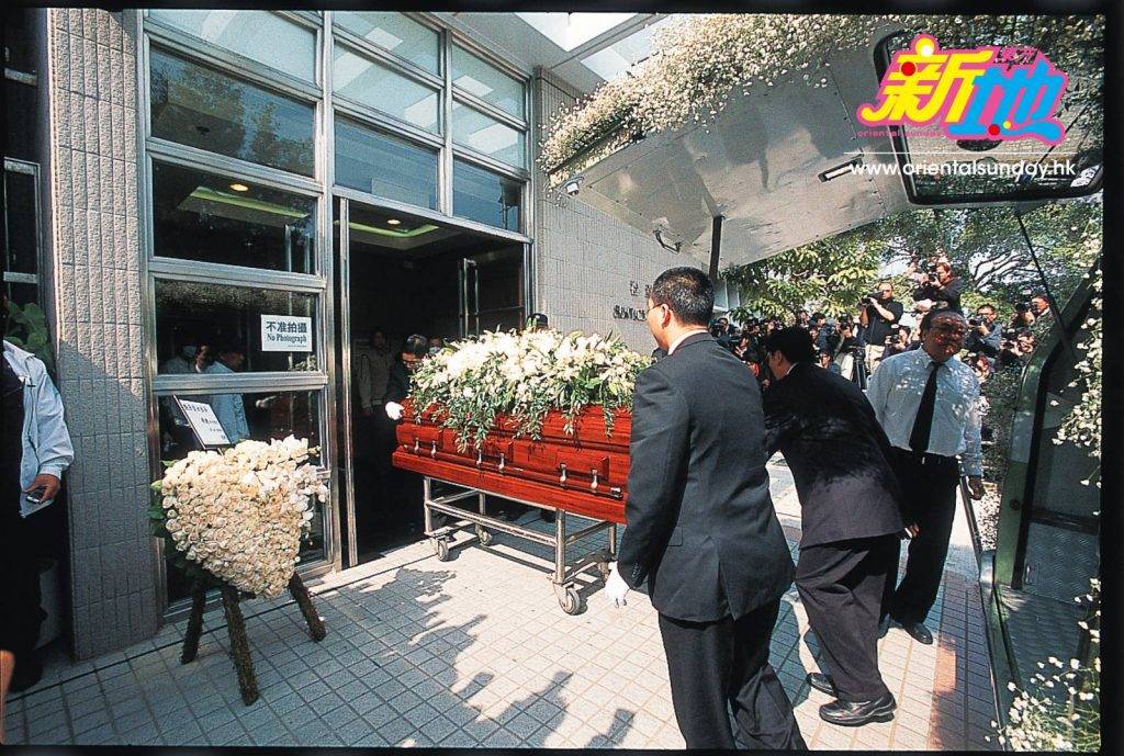 梅艷芳 鋪滿百合和滿天星的靈柩被推入火葬一刻，圍觀的fans不禁高呼「保重」。