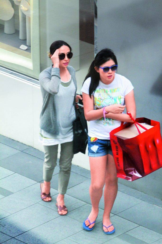 吳婉芳曾被影到與女兒一起行街Shopping。