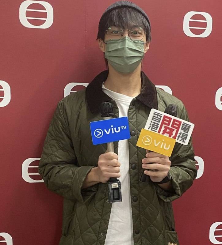 無綫和港台合拼舉辦樂壇頒獎禮，早前在記者會上，吳業坤首次接受TVB以外電視台訪問，立即拍照留念﹗