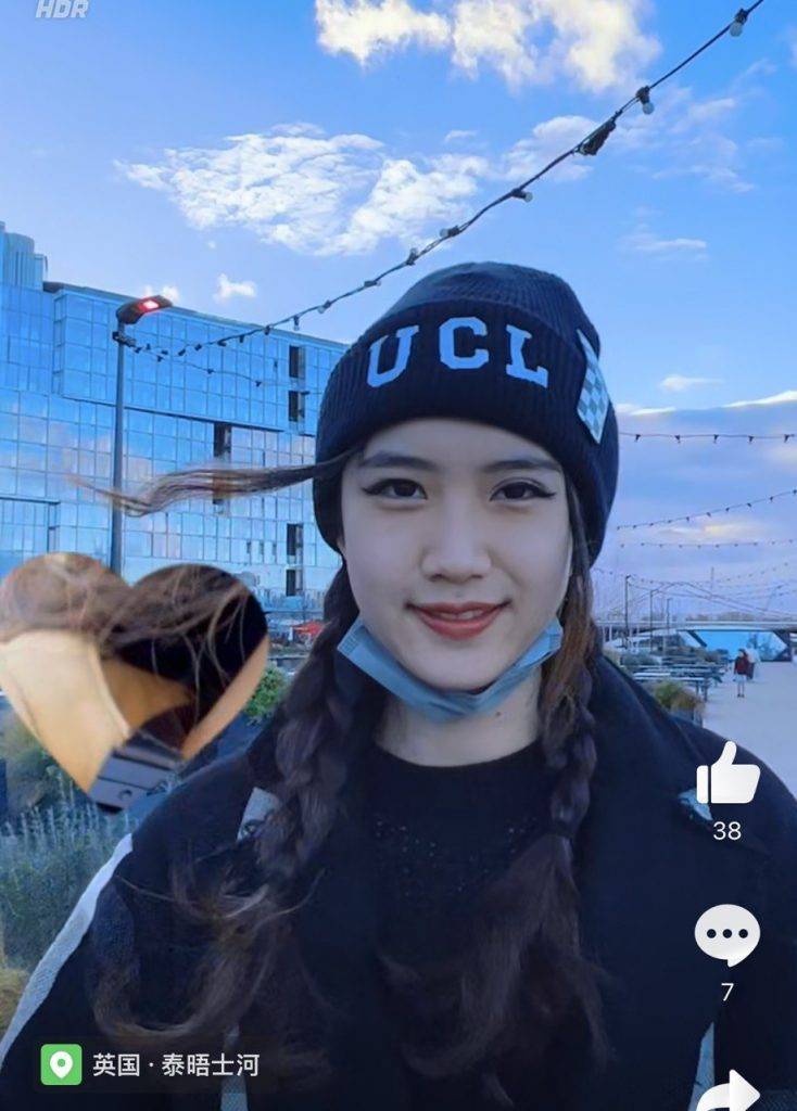 駱達華 頭上戴上UCL帽，未知是否正是在University College London倫敦大學學院）就讀。