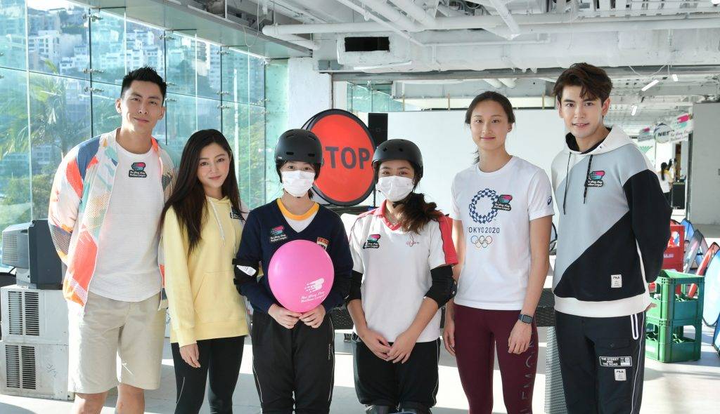 衛詩雅 黎峻與奧運游泳女將組隊競賽，表示氣球競技好玩刺激。