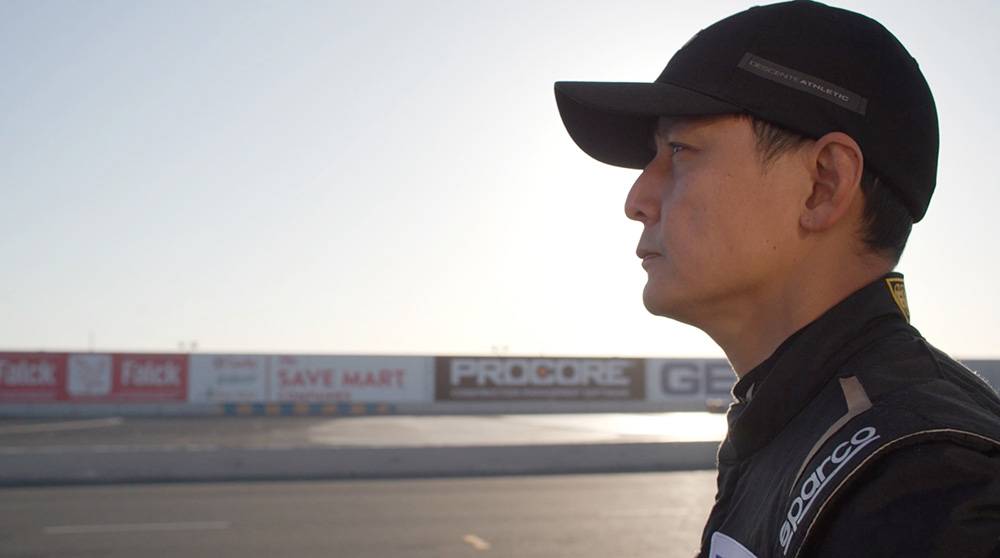  吳彥祖在這部紀錄片中用英文分享自己成為賽車手的心路歷程。