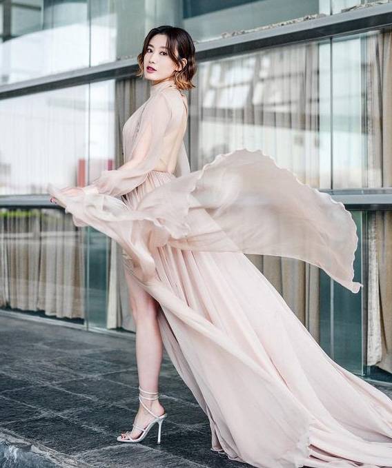 換命真相 蔣家旻在台慶當晚以大露背裝亮相，令她成為「最有話題衣著藝人」之一。