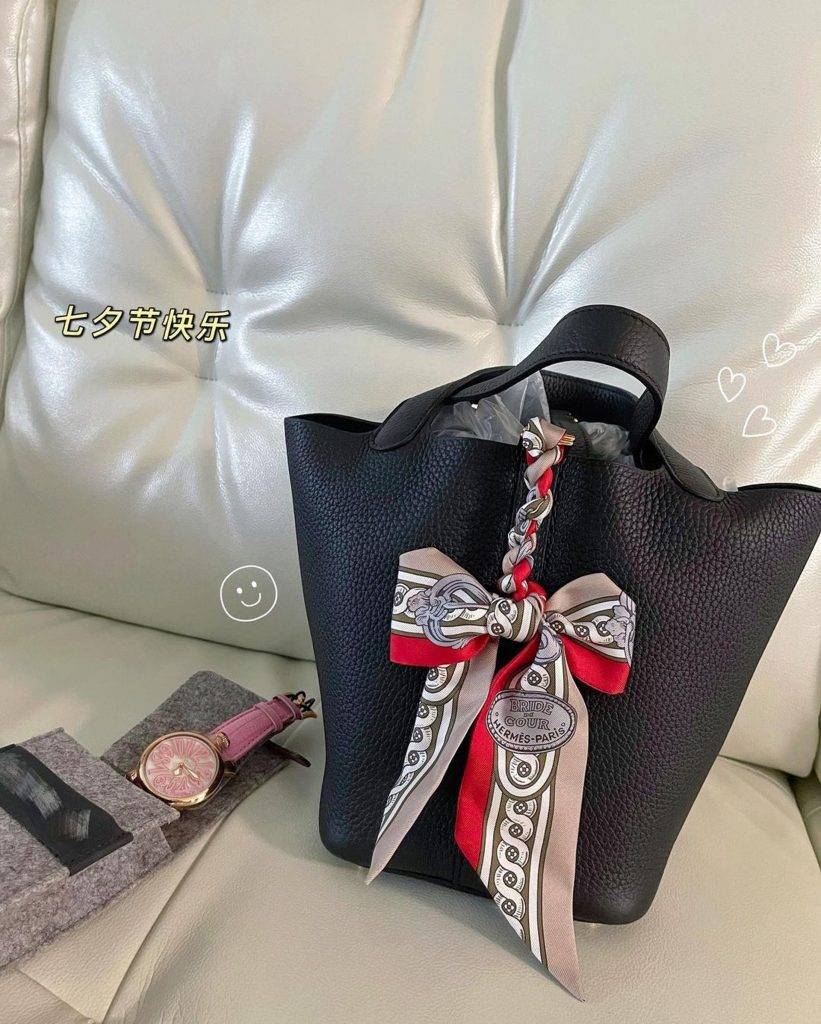  張馨月公開林峯所送的七夕節禮物，就是黑色Hermès Picotin Lock Bag和一隻錶。