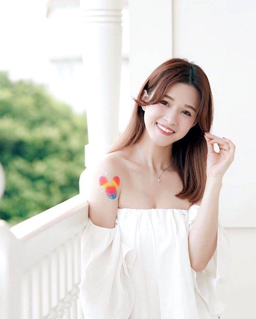 31歲李蔓瑩Renee）獲網友封為新一代「宅男女神」。