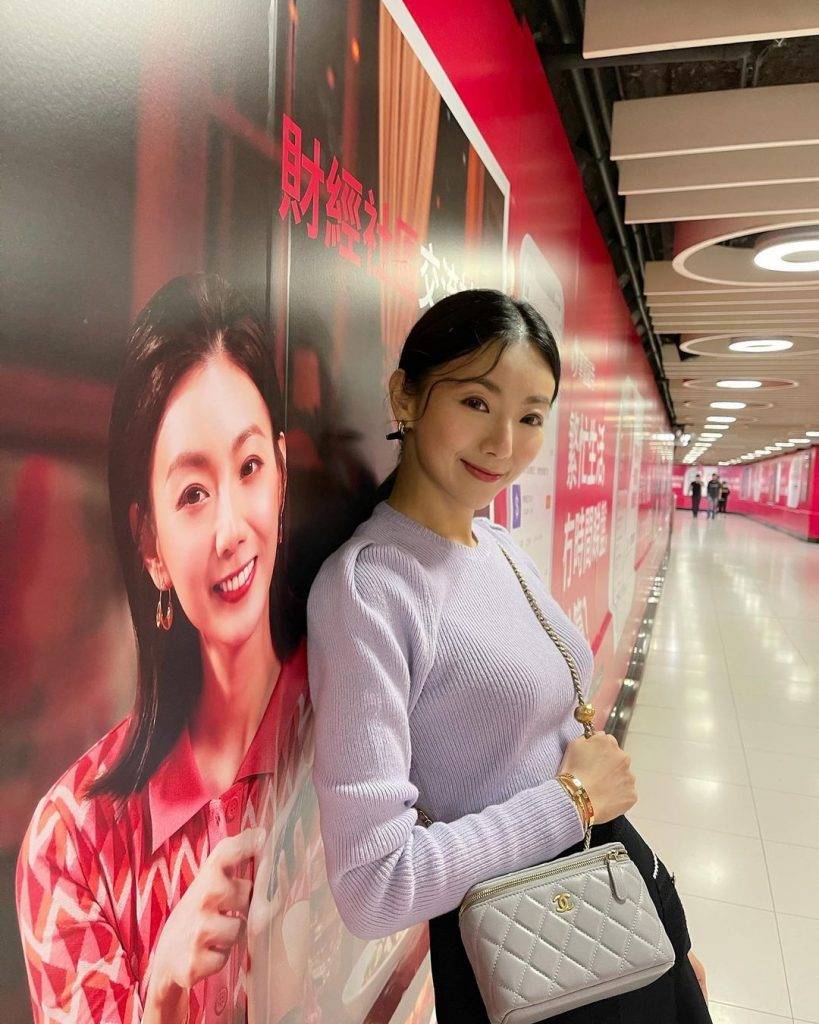 周嘉儀到銅鑼灣港鐵站在其大型廣告前打卡，相片中全部除罩影相﹗（圖片來源：IG@venuskychow）