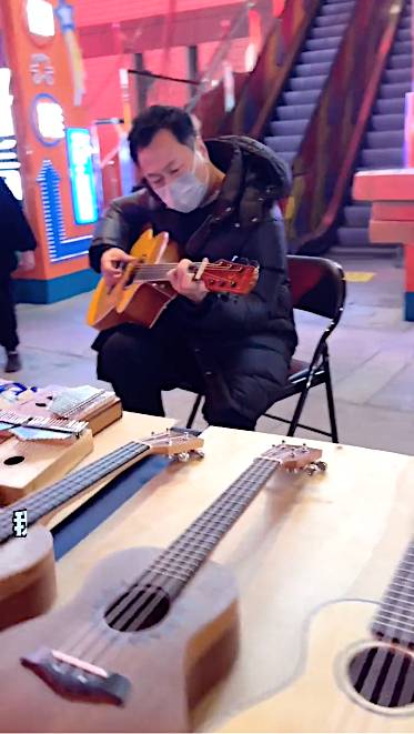 黎耀祥 旁邊的小桌子還放滿吉他、口風琴等，疑似在擺地攤賣樂器，令不少網民看得心酸，估計他在內地發展不太順利。
