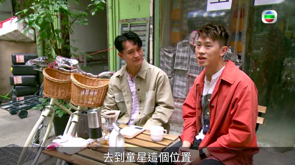 黃寶龍和莫凱謙一同接受《星期日檔案》訪問，兩代童星都對「明星夢」無悔。（圖片來源：無綫片段截圖）