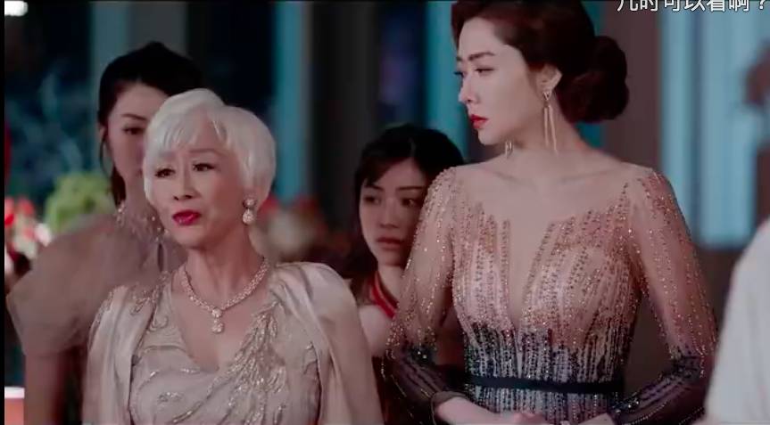 去年在內地拍攝《家族榮耀》的陳曼娜，在劇中一頭白髮示人，一貫貴氣兼霸氣，飾演于洋太太劉愛歡。