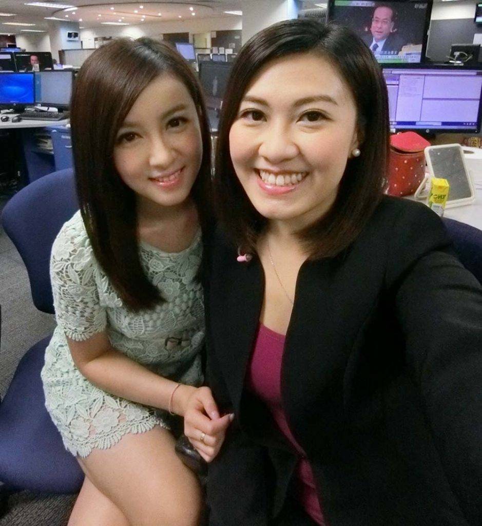 李文欣（右）已於本月初低調離巢，離職前她負責無綫新聞部所有主播的培訓及編更工作。（圖片來源：Facebook@陳嘉倩 Chan Ka Sin）
