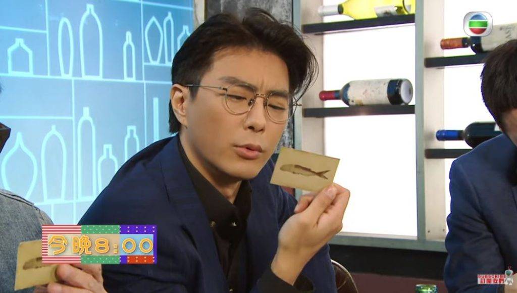  龔燁等人收到「鹹魚遊戲」的卡片。