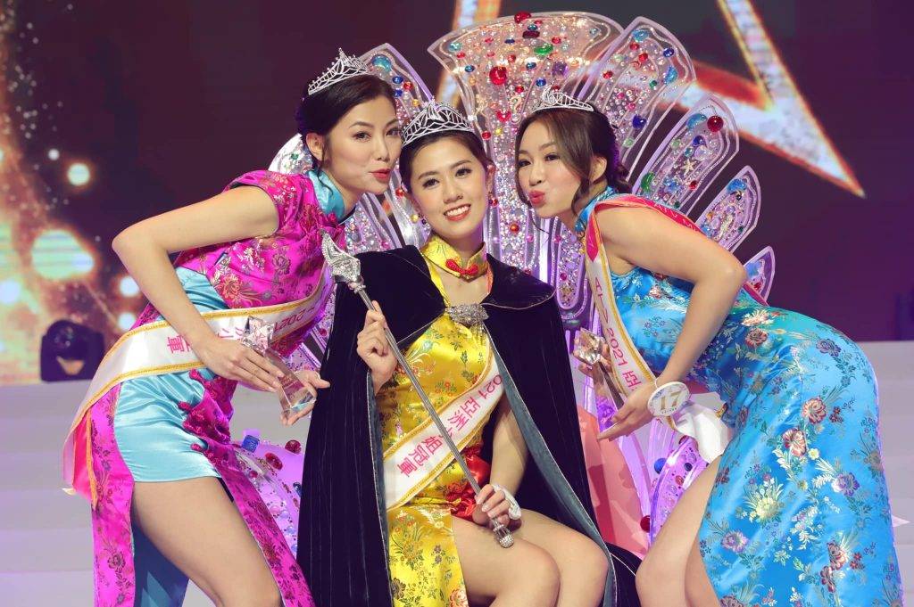 亞洲小姐2021三甲左起亞軍袁群有、冠軍陳美儀、季軍梁欣娟，三位的知名度都不及阿儀。