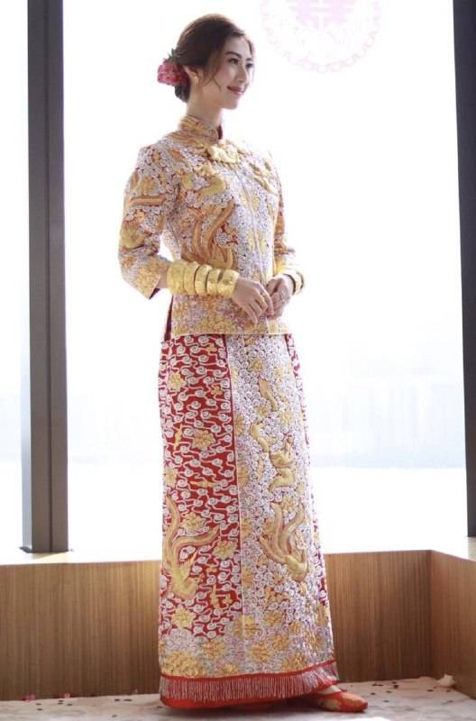 穿上中式裙褂的謝芷倫一臉幸福﹗