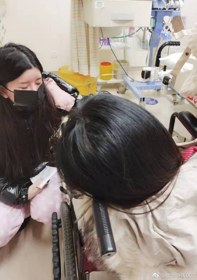王力宏 有網民公開Yumi入院坐在輪椅的照片，不過就見唔到正面。