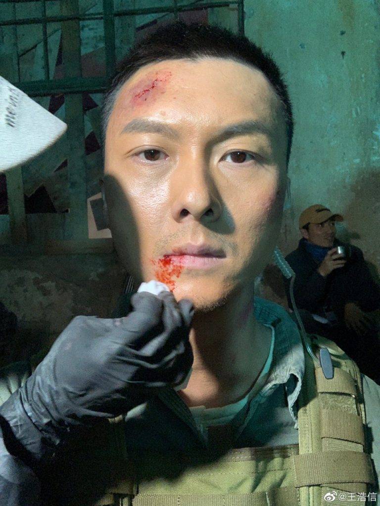 虎年娛圈預測 王浩信為之前拍攝的內地網絡電影《兵王之絕境狙殺》宣傳，在電影中飾演一名狙擊手﹗ 