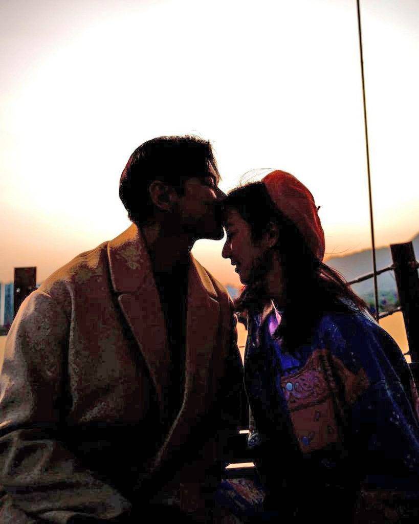 羅天宇在《十月初五的月光》情深一吻演祝君好的何依婷額頭﹗