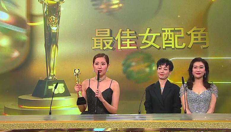 陳自瑤在江美儀及張慧儀手中獲得女配獎座。（圖片來源：TVB截圖）