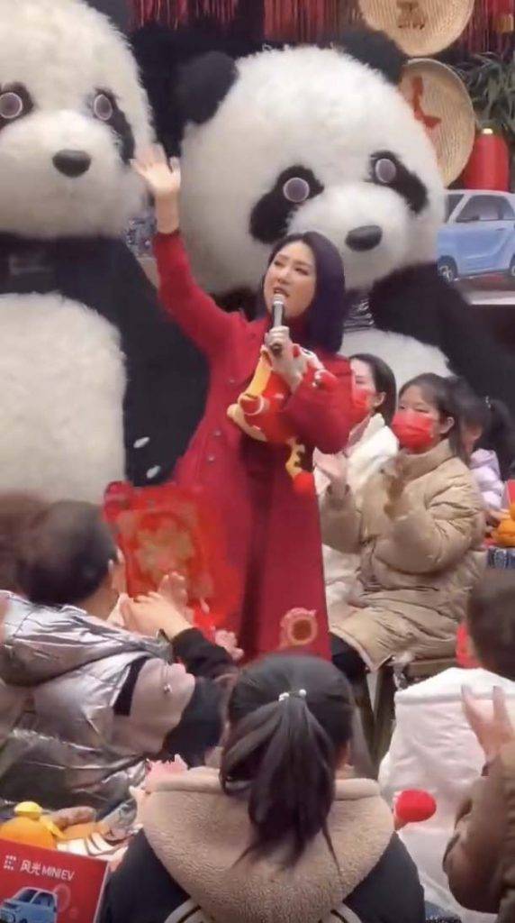 另一段影片中，楊千嬅似乎是在同一地點，脫下了外套演唱。