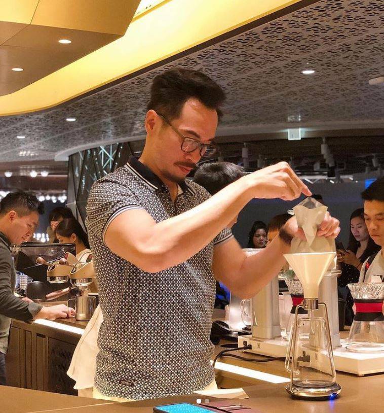 譚俊彥 陳豪投資的咖啡店人氣高企，禁晚市對他影響甚微。