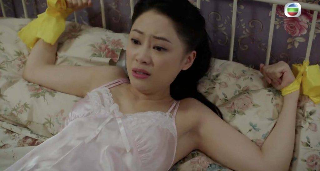 劉穎鏇 在《鐵拳英雄》，葉蒨文有穿著性感睡衣，被軍官凌辱的戲份。