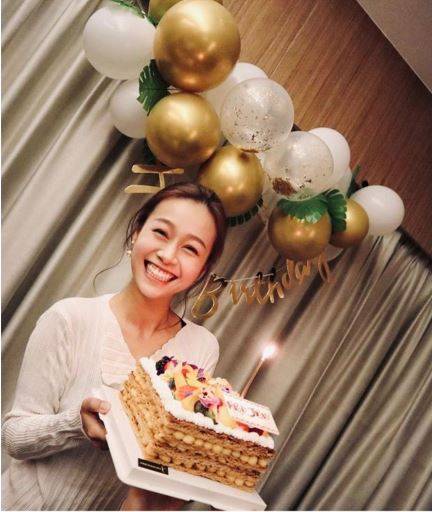 安心事件 黃心穎捧住個大蛋糕慶祝33歲生日。