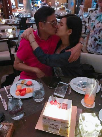 李國麟曾Post出與女兒親吻照片，但遭外界垢病。