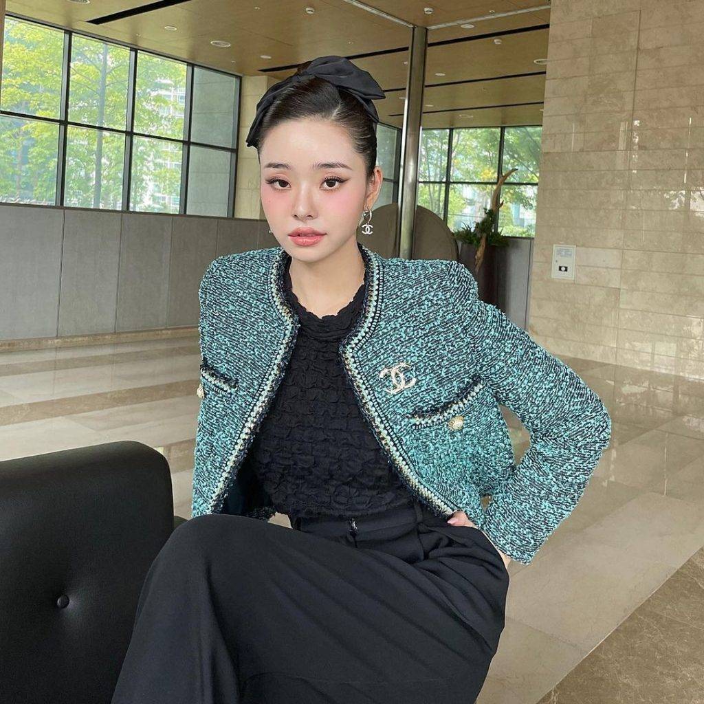 宋智雅連Chanel的經典Tweed Jacket都有，不過唔知係咪A貨。