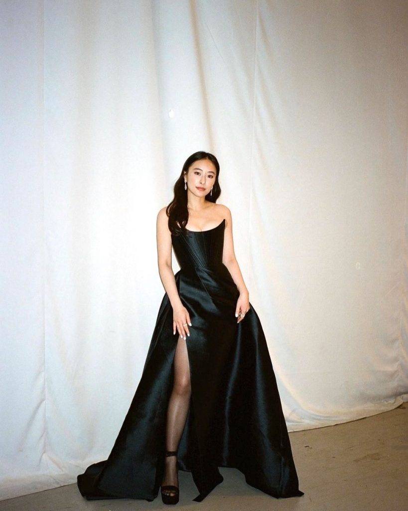 陳瀅 陳瀅在早前的《萬千星輝頒獎典禮2021》以一身黑色露肩、高叉裙現身。