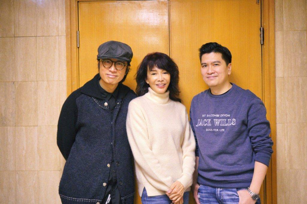 子華神為賀歲片《飯戲攻心》宣傳，與導演陳詠燊Sunny）接受Do姐主持的電台節目《口水多過浪花》訪問。