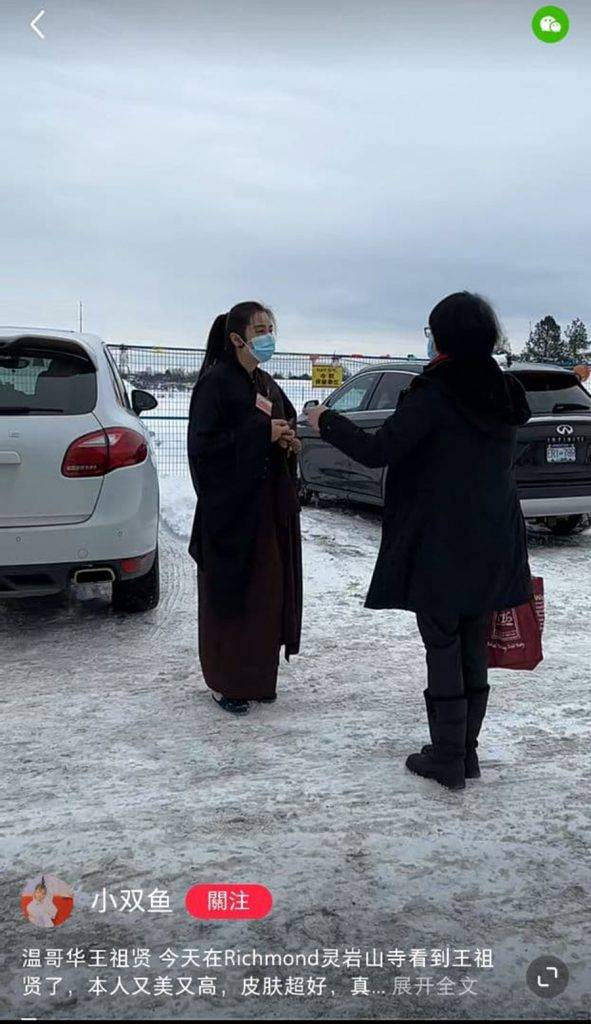  有網民在加拿大的佛寺巧遇王祖賢，只見她穿著袈裟、梳起馬尾，手中還拿著撥放佛經的錄音機，一邊與友人聊天。