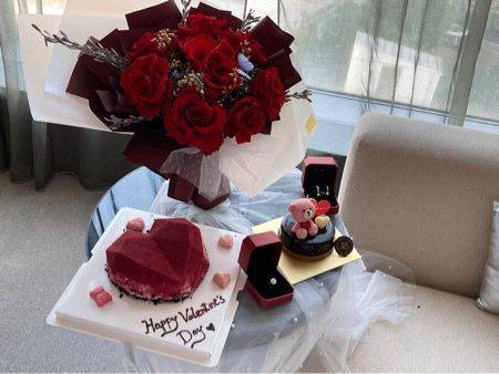 周子揚表示去年送了5份情人節禮物給陳楨怡，包括照片中超過2卡的鑽石與鑽石耳環。
