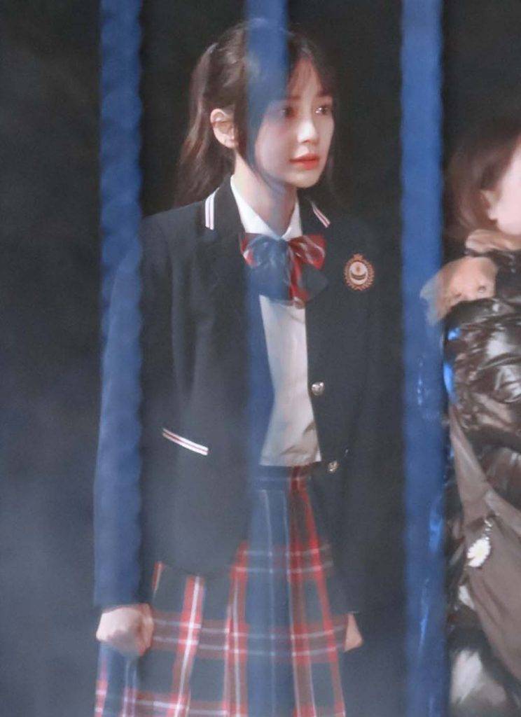 在新劇《暮色心約》中，Angelababy有一個著紅藍色格仔裙的學生妹造型，未知是否回憶鏡頭。