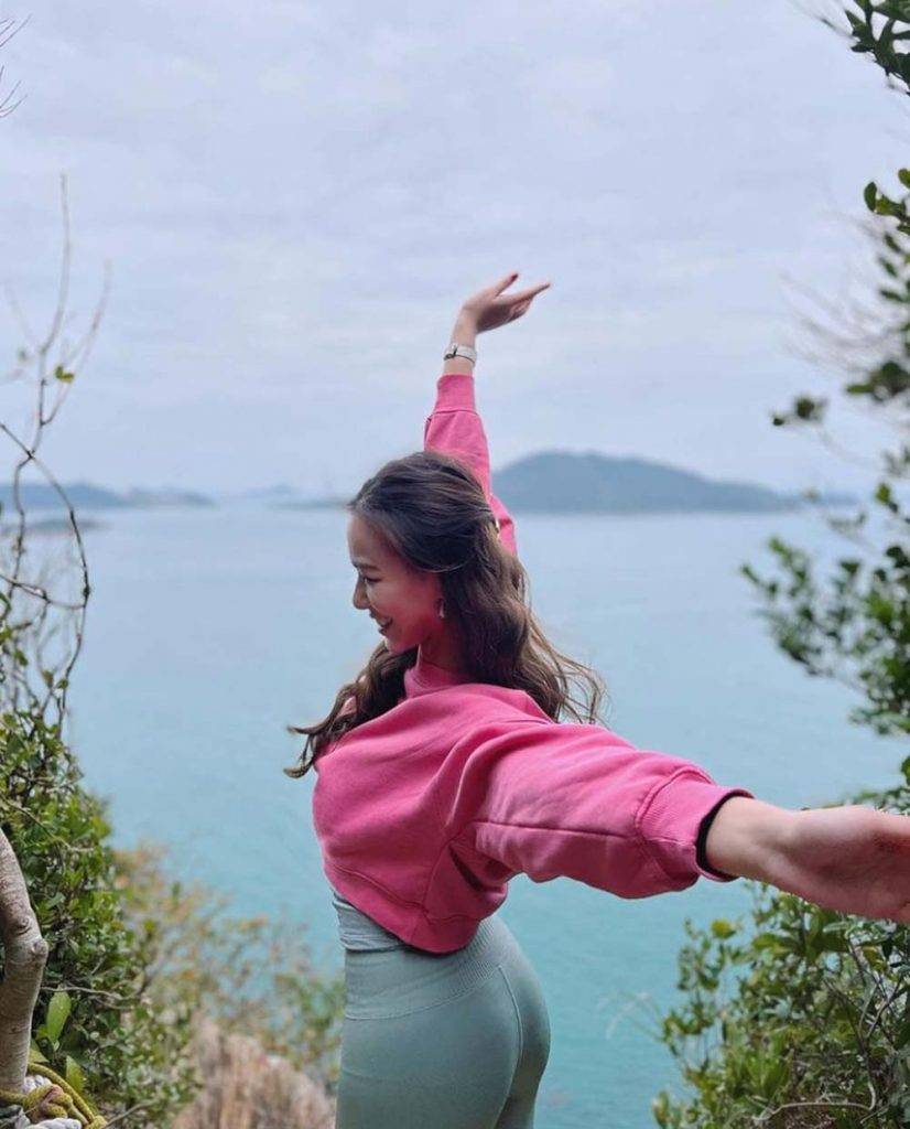icyaza 香港電台 旅遊系畢業的Zaza曾到訪不少國家，雖然依家無得出國旅遊，但她亦不時行山做運動，生活健康。
